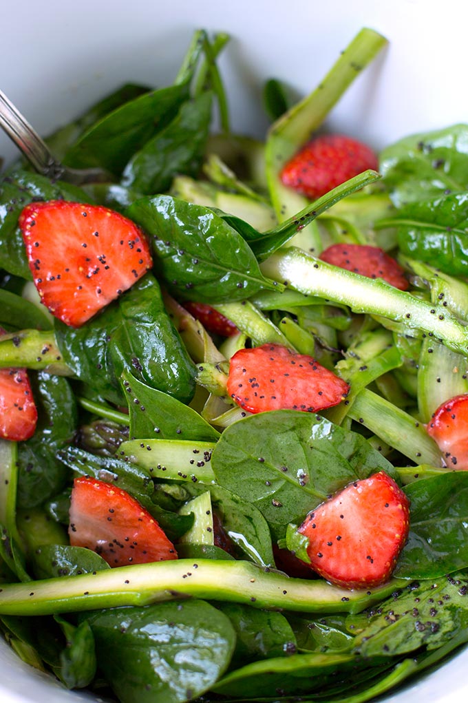 Spargel-Erdbeer-Salat mit Feta. Dieses 8-Zutaten Rezept ist einfach und perfekt süß-salzig - Kochkarussell.com Spargel-Erdbeer-Salat mit Feta. Dieses 8-Zutaten Rezept ist einfach und perfekt süß-salzig - Kochkarussell.com