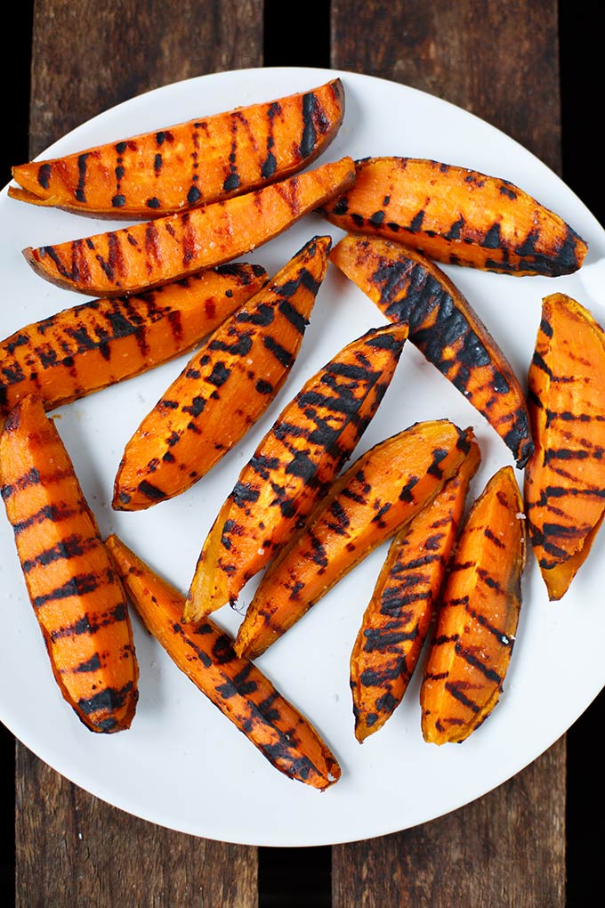 Werbung. Süßkartoffeln vom Grill. Schnell, einfach und verdammt gut. Perfekt für Veggies und Veganer - Kochkarussell.com