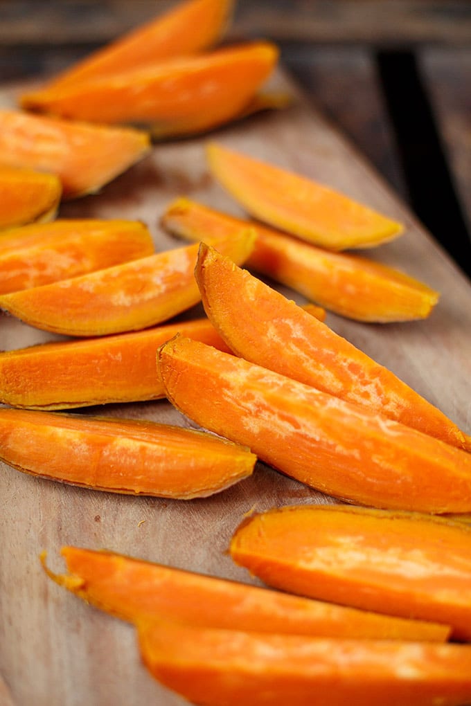 Werbung. Gegrillte Süßkartoffeln mit Kräuterquark. Super einfach und perfekt als Beilage - Kochkarussell.com