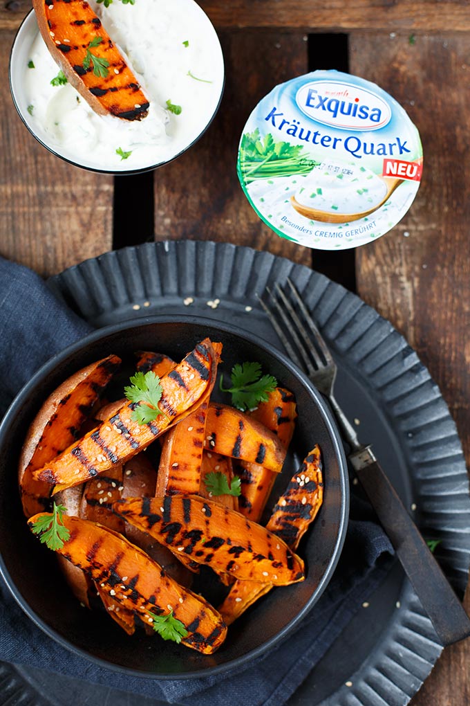 Werbung. Gegrillte Süßkartoffeln mit Kräuterquark. Super einfach und perfekt als Beilage - Kochkarussell.com