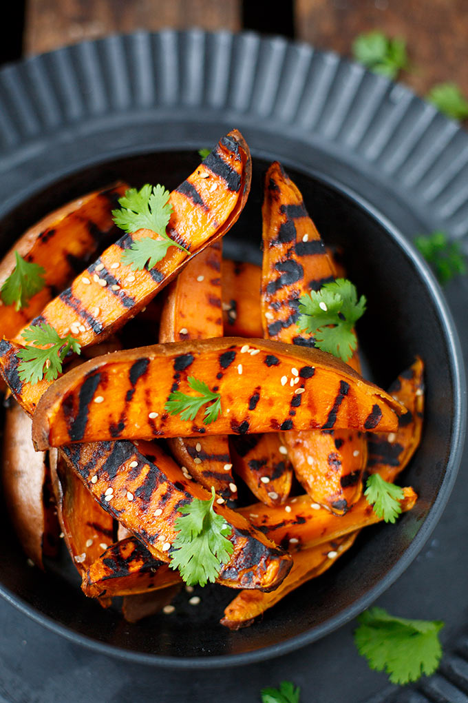 Werbung. Gegrillte Süßkartoffeln mit Kräuterquark. Super einfach und perfekt als Beilage - Kochkarussell.com