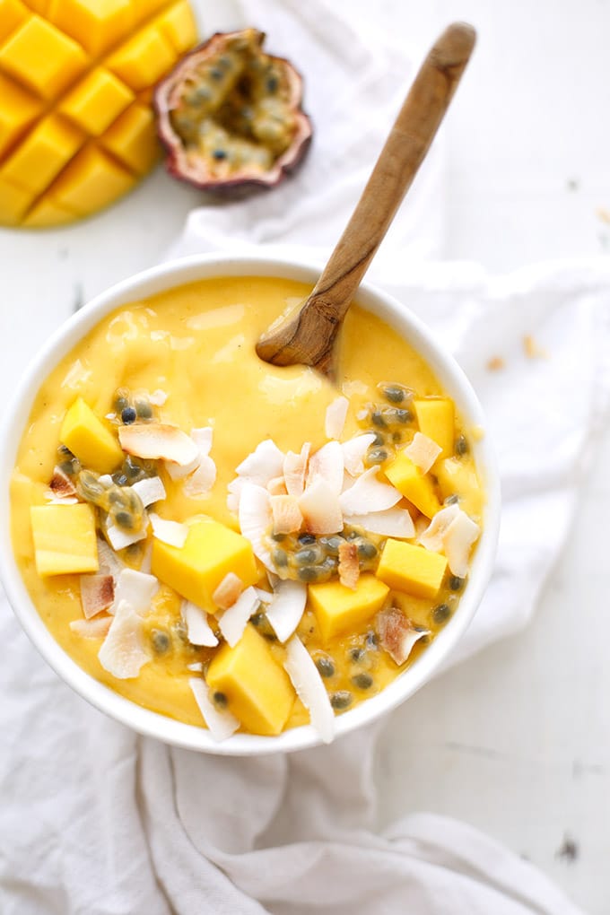 Mango-Smoothie-Bowl-mit-Banane-und-Maracuja-1