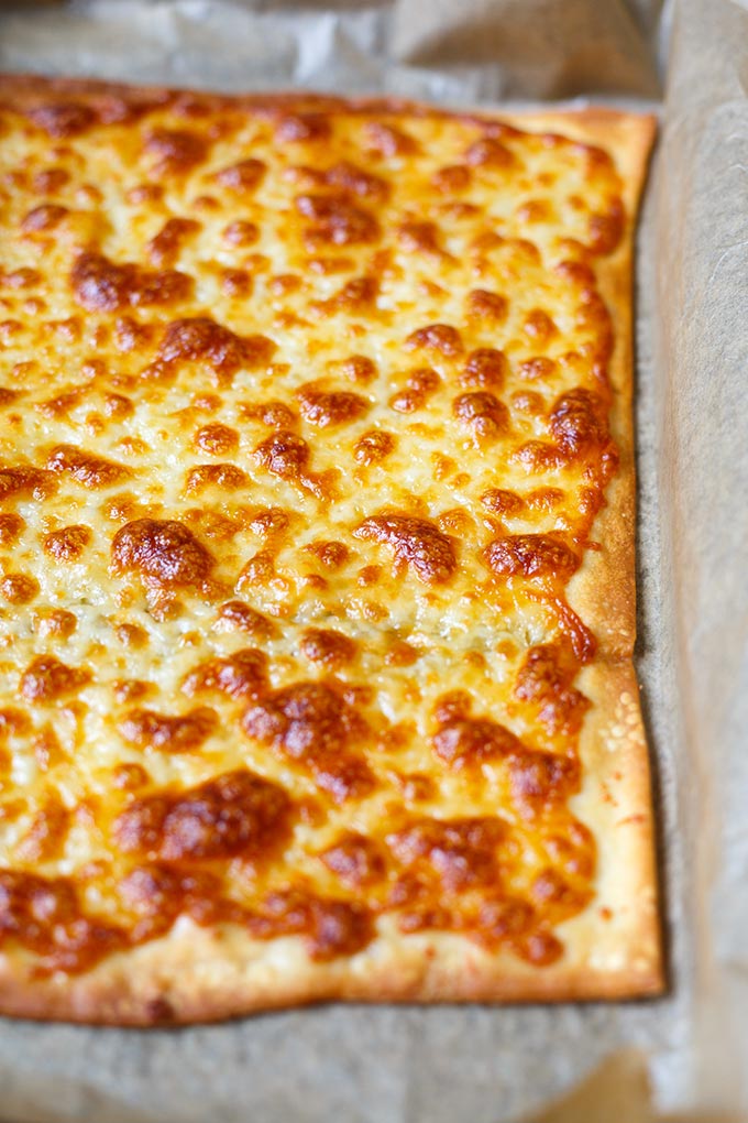 Blätterteig-Tarte mit Tomaten und Mozzarella mit Blätterteig, bunten Tomaten, Mozzarella, Oregano und Basilikum. Dieses Rezept ist schnell, super einfach und SO lecker - Kochkarussell.com