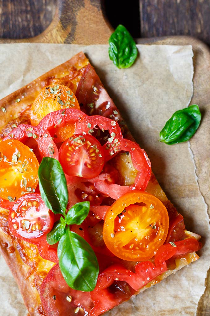 Blätterteig-Tarte mit Tomaten und Mozzarella mit Blätterteig, bunten Tomaten, Mozzarella, Oregano und Basilikum. Dieses Rezept ist schnell, super einfach und SO lecker - Kochkarussell.com