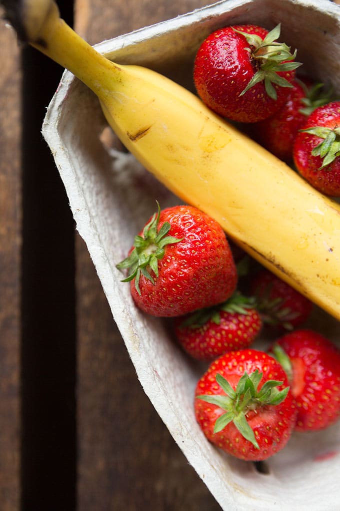 Banane und Erdbeeren für 5-Minuten gesundes Bananensplit - Kochkarussell.com Banane und Erdbeeren für 5-Minuten gesundes Bananensplit - Kochkarussell.com