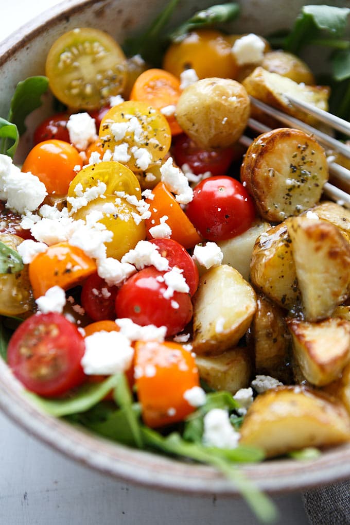 Italienische Kartoffel Power Bowl mit Knoblauch-Olivenöl Dressing. Dieses einfache Rezept ist vollgepackt mit Rucola, Tomaten, Feta und cremigstem Dressing. Mega gut! - Kochkarussell.com