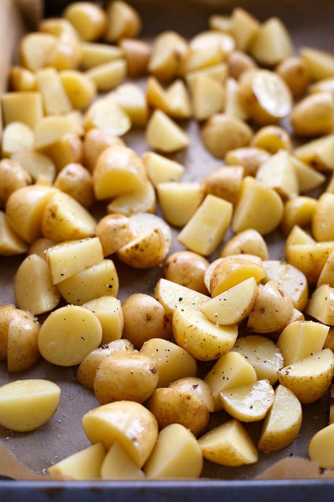 Italienische Kartoffel Power Bowl mit Knoblauch-Olivenöl Dressing. Dieses einfache Rezept ist vollgepackt mit Rucola, Tomaten, Feta und cremigstem Dressing. Mega gut! - Kochkarussell.com