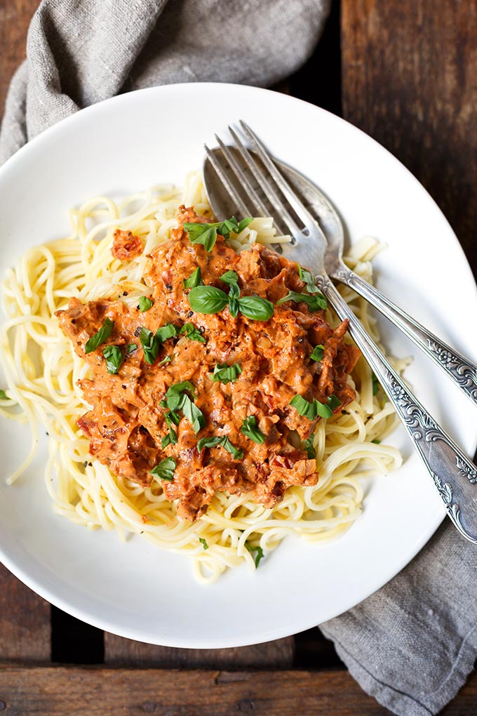 Werbung. 15-Minuten Nudeln mit Frischkäse-Tomaten-Sauce. Dieses einfache Rezept erfordert nur 10 Zutaten und ist SO gut - Kochkarussell.com