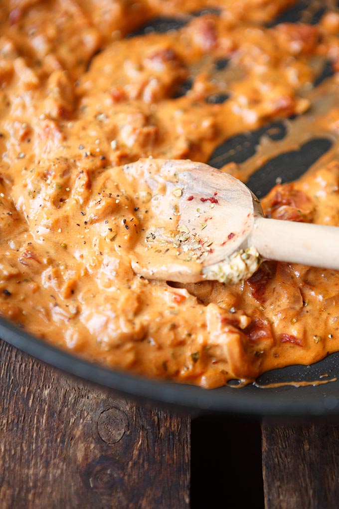 Werbung. 15-Minuten Nudeln mit Frischkäse-Tomaten-Sauce. Dieses einfache Rezept erfordert nur 10 Zutaten und ist SO gut - Kochkarussell.com