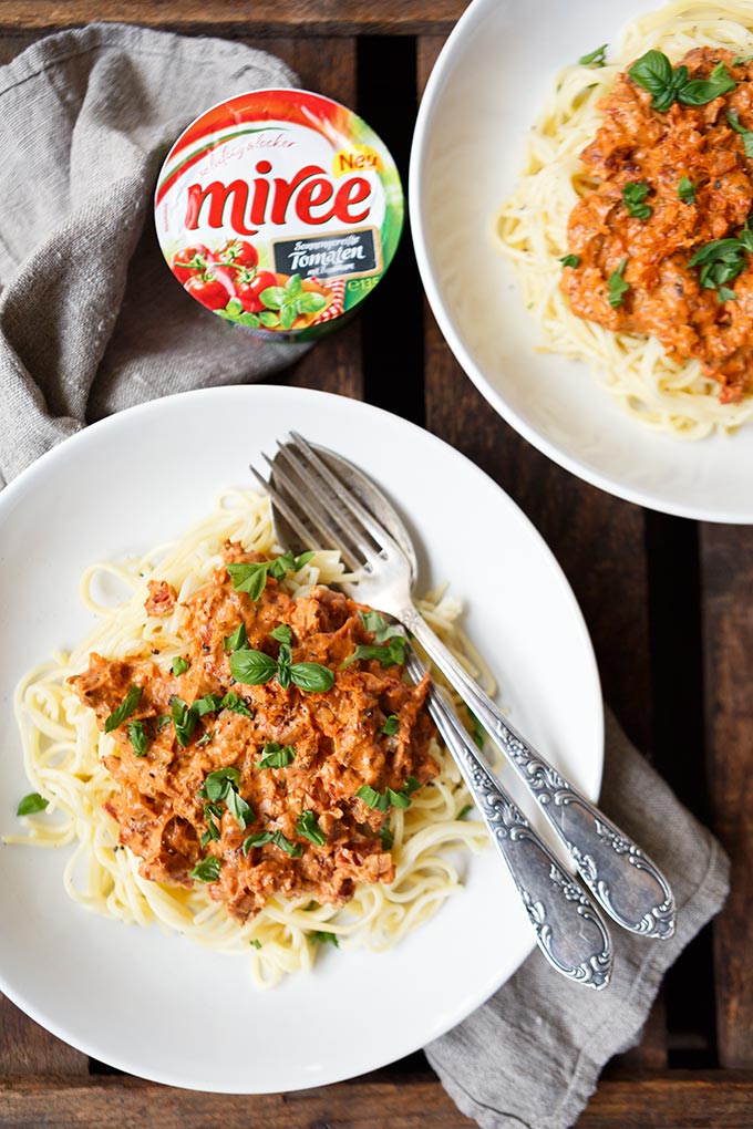 Werbung. 15-Minuten Nudeln mit Frischkäse-Tomaten-Sauce. Dieses einfache Rezept erfordert nur 10 Zutaten und ist SO gut - Kochkarussell.com