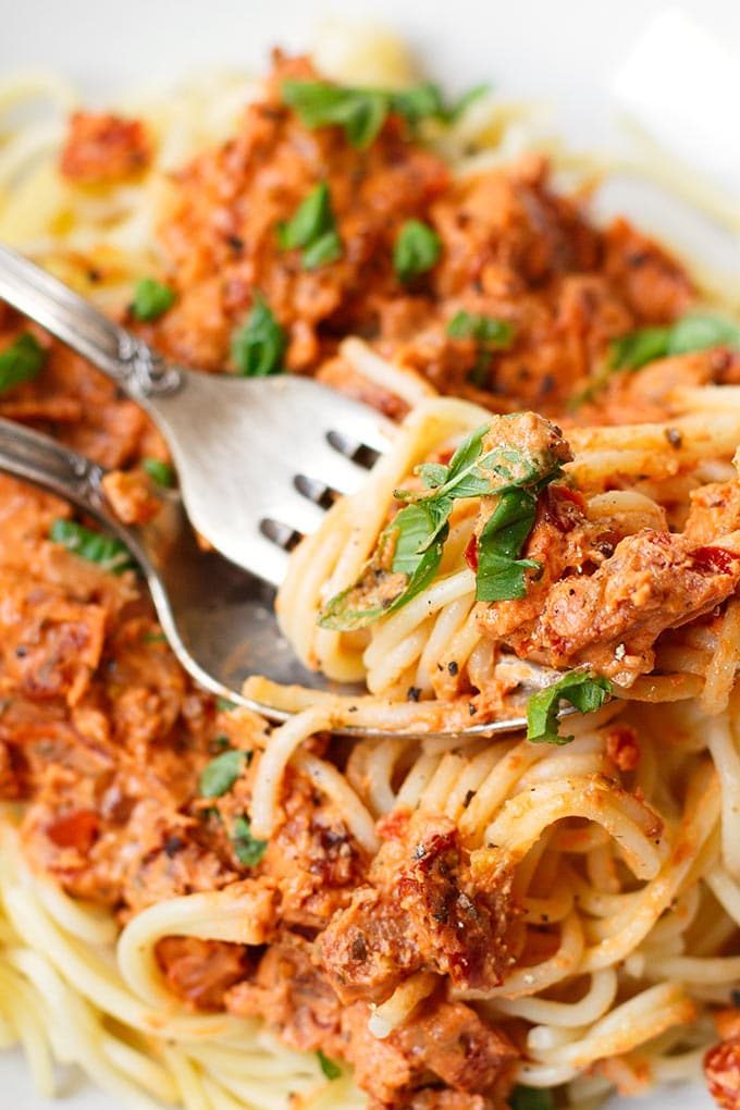 Werbung. 15-Minuten Nudeln mit Frischkäse-Tomaten-Sauce. Dieses einfache Rezept erfordert nur 10 Zutaten und ist SO gut - Kochkarussell.com