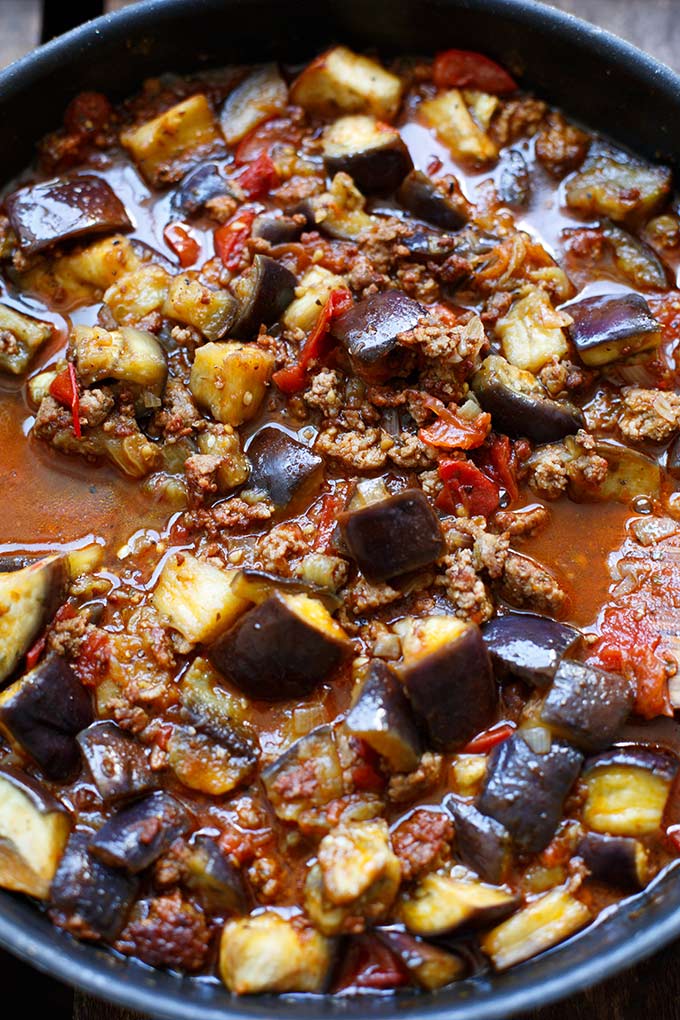 Türkische Auberginen-Hackfleisch-Pfanne mit knusprigem Hack, Auberginen, einer dicken Tomatensauce und Naturjoghurt. Dieses einfache Rezept lieben alle! - Kochkarussell.com Türkische Auberginen-Hackfleisch-Pfanne mit knusprigem Hack, Auberginen, einer dicken Tomatensauce und Naturjoghurt. Dieses einfache Rezept lieben alle! - Kochkarussell.com
