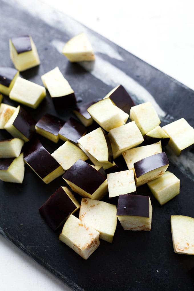 Türkische Auberginen-Hackfleisch-Pfanne mit knusprigem Hack, Auberginen, einer dicken Tomatensauce und Naturjoghurt. Dieses einfache Rezept lieben alle! - Kochkarussell.com Türkische Auberginen-Hackfleisch-Pfanne mit knusprigem Hack, Auberginen, einer dicken Tomatensauce und Naturjoghurt. Dieses einfache Rezept lieben alle! - Kochkarussell.com