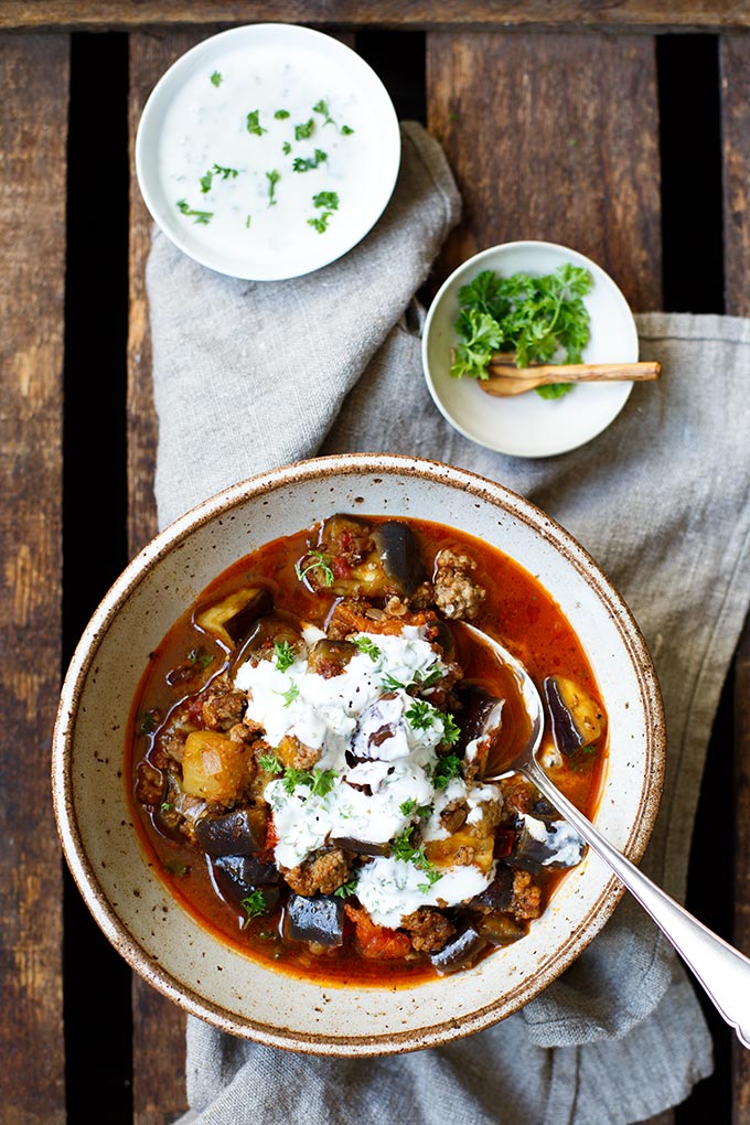 Türkische Auberginen-Hackfleisch-Pfanne mit knusprigem Hack, Auberginen, einer dicken Tomatensauce und Naturjoghurt. Dieses einfache Rezept lieben alle! - Kochkarussell.com Türkische Auberginen-Hackfleisch-Pfanne mit knusprigem Hack, Auberginen, einer dicken Tomatensauce und Naturjoghurt. Dieses einfache Rezept lieben alle! - Kochkarussell.com