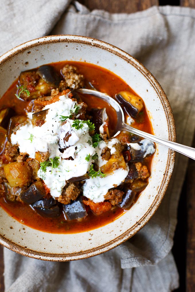 Türkische Auberginen-Hackfleisch-Pfanne mit knusprigem Hack, Auberginen, einer dicken Tomatensauce und Naturjoghurt. Dieses einfache Rezept lieben alle! - Kochkarussell.com Türkische Auberginen-Hackfleisch-Pfanne mit knusprigem Hack, Auberginen, einer dicken Tomatensauce und Naturjoghurt. Dieses einfache Rezept lieben alle! - Kochkarussell.com