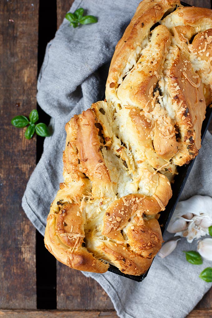 Werbung. Dieses Knoblauch-Käse-Zupfbrot ist einfach und unglaublich lecker! Mit Knoblauchbutter und extra viel Käse - Kochkarussell.com Werbung. Dieses Knoblauch-Käse-Zupfbrot ist einfach und unglaublich lecker! Mit Knoblauchbutter und extra viel Käse - Kochkarussell.com
