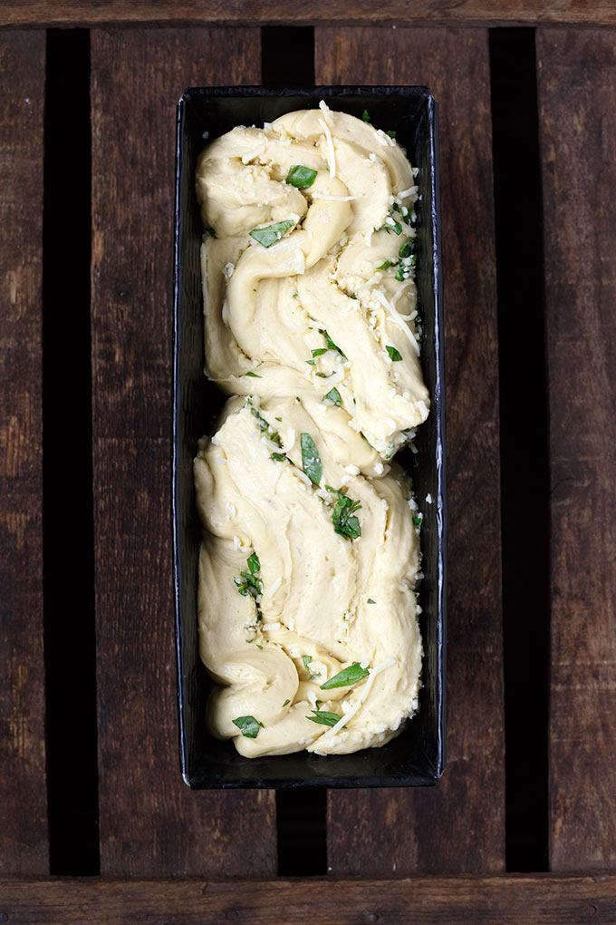 Werbung. Dieses Knoblauch-Käse-Zupfbrot ist einfach und unglaublich lecker! Mit Knoblauchbutter, Basilikum und extra viel Käse - Kochkarussell.com Werbung. Dieses Knoblauch-Käse-Zupfbrot ist einfach und unglaublich lecker! Mit Knoblauchbutter, Basilikum und extra viel Käse - Kochkarussell.com