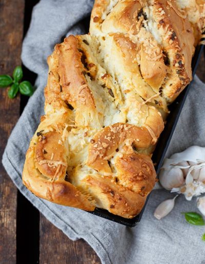 Zupfbrot-mit-Knoblauch-und-Kräutern-5