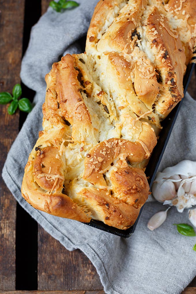 Zupfbrot-mit-Knoblauch-und-Kräutern-5