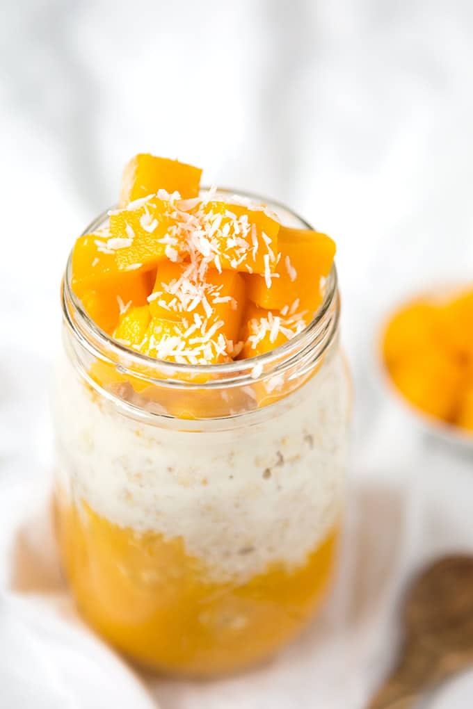 Cremig-fruchtige Mango Kokos Overnight Oats mit Haferflocken, Milch, Kokosflocken, Mango und ein wenig Ahornsirup. Super einfach und richtig lecker!