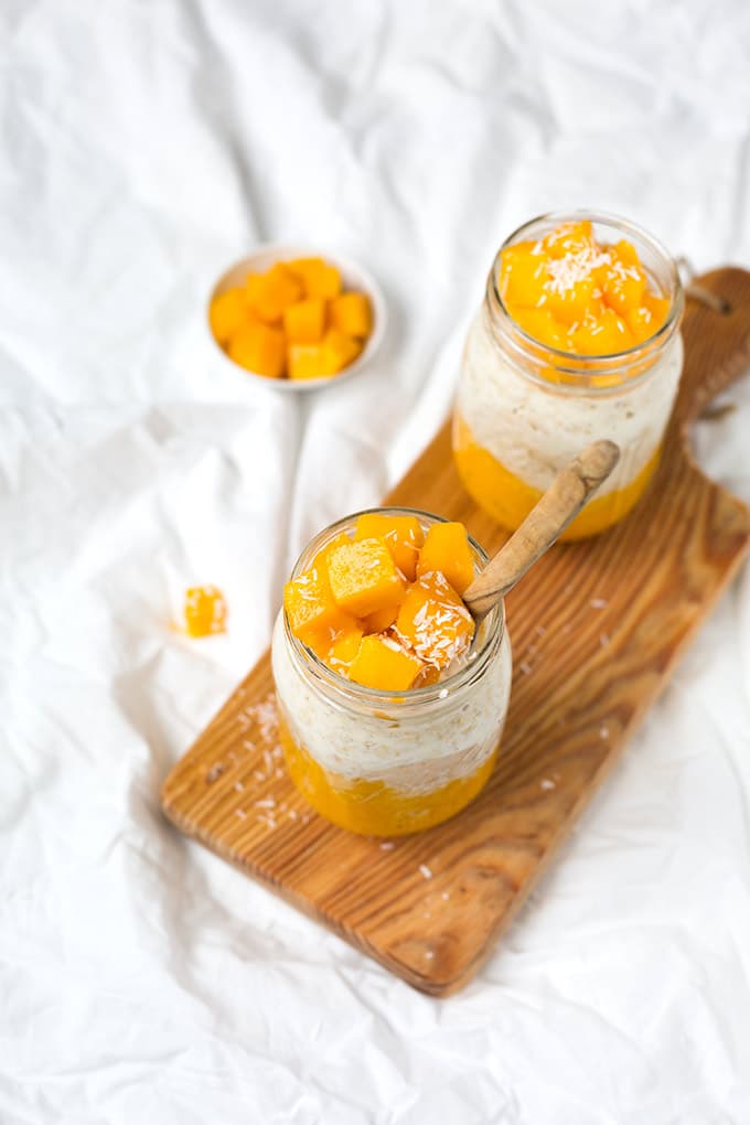 Cremig-fruchtige Mango Kokos Overnight Oats mit Haferflocken, Milch, Kokosflocken, Mango und ein wenig Ahornsirup. Super einfach und richtig lecker!