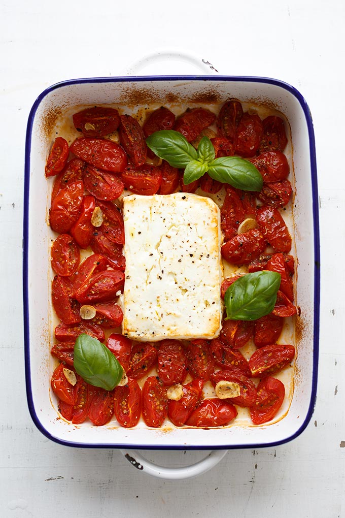 Gebackener Schafskäse mit Tomaten aus dem Ofen mit Feta, Cherrytomaten, Knoblauch, Olivenöl und Oregano. SO einfach und in 5 Minuten vorbereitet - Kochkarussell.com