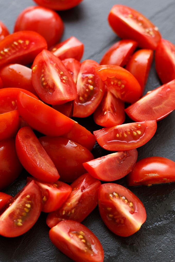 Gebackener Schafskäse mit Tomaten aus dem Ofen mit Feta, Cherrytomaten, Knoblauch, Olivenöl und Oregano. SO einfach und in 5 Minuten vorbereitet - Kochkarussell.com