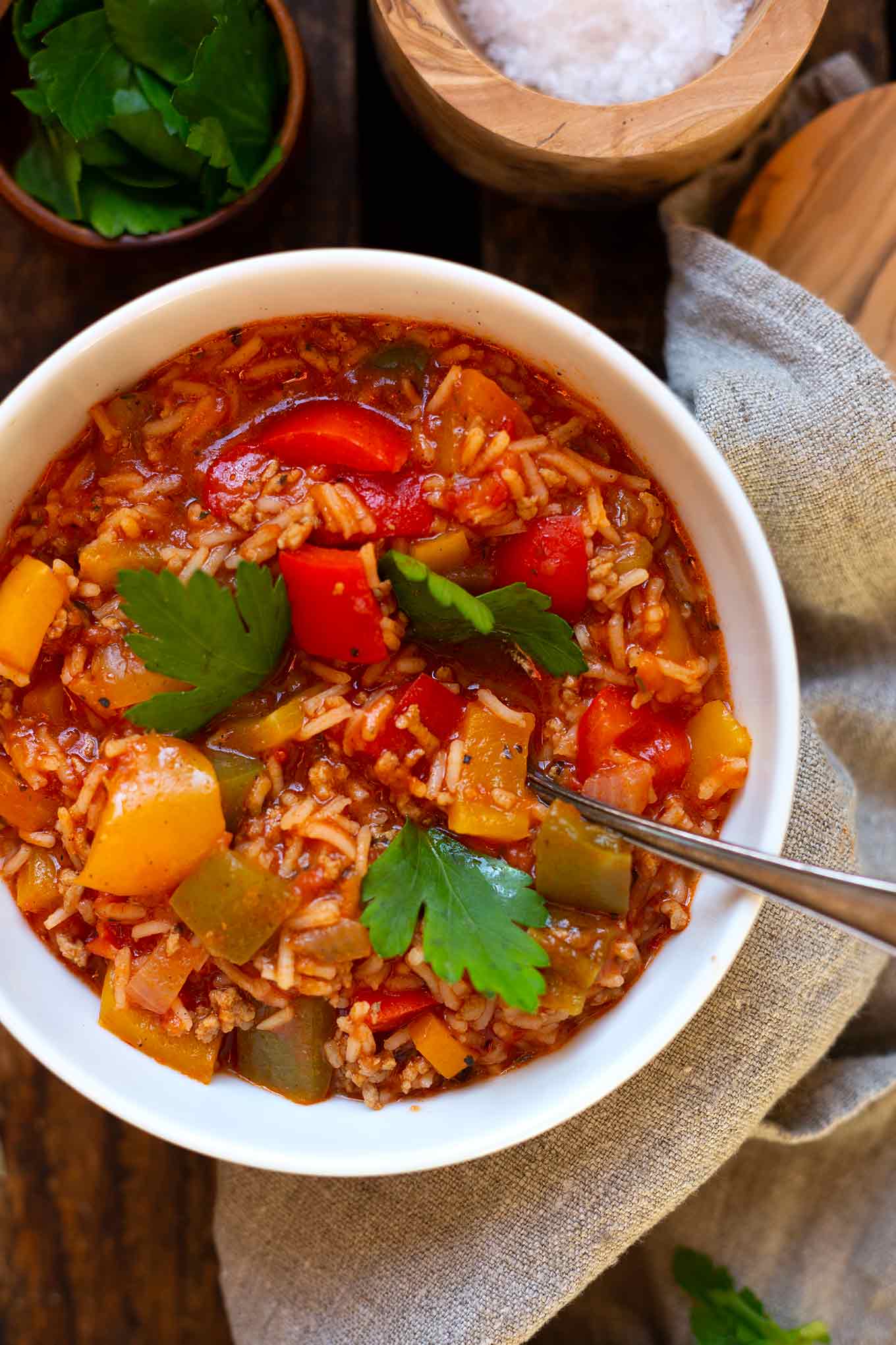 Die gefüllte Paprika Suppe (Stuffed Pepper Soup) ist die perfekte Alternative zu gefüllter Paprika mit Hackfleisch, Paprika Tomaten und Reis. Nur halb so aufwendig & herrlich herzhaft! Kochkarussell - dein Foodblog für schnelle und einfache Feierabend Rezepte #kochkarussell #stuffedpeppersoup #soulfood #feierabendküche