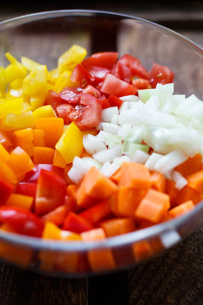 Stuffed Peppers Soup ist die perfekte Alternative zu gefüllter Paprika. Nur halb so aufwendig, herzhaft und schnell gemacht. Mit Paprika, Hackfleisch, Tomaten, Karotte und Reis! - Kochkarussell.com Die gefüllte Paprika Suppe (Stuffed Pepper Soup) ist die perfekte Alternative zu gefüllter Paprika mit Hackfleisch, Paprika Tomaten und Reis. Nur halb so aufwendig & herrlich herzhaft! Kochkarussell - dein Foodblog für schnelle und einfache Feierabend Rezepte #kochkarussell #stuffedpeppersoup #soulfood #feierabendküche