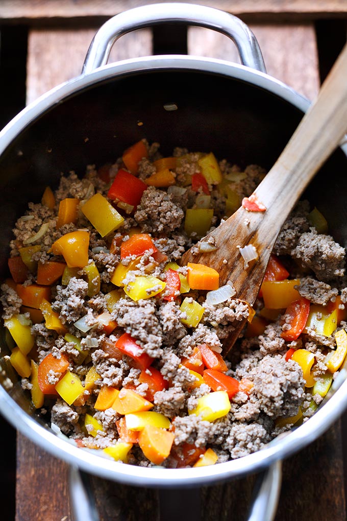 Stuffed Peppers Soup ist die perfekte Alternative zu gefüllter Paprika. Nur halb so aufwendig, herzhaft und schnell gemacht. Mit Paprika, Hackfleisch, Tomaten, Karotte und Reis! - Kochkarussell.com Die gefüllte Paprika Suppe (Stuffed Pepper Soup) ist die perfekte Alternative zu gefüllter Paprika mit Hackfleisch, Paprika Tomaten und Reis. Nur halb so aufwendig & herrlich herzhaft! Kochkarussell - dein Foodblog für schnelle und einfache Feierabend Rezepte #kochkarussell #stuffedpeppersoup #soulfood #feierabendküche