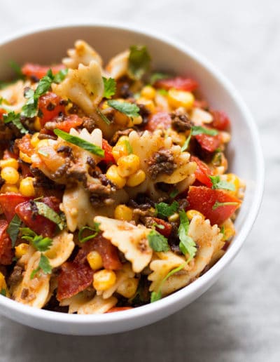 Einfacher Taco Nudelsalat mit würzigem Hackfleisch, Tomaten, Nudeln, Mais, Koriander und Taco Sauce. Super schnell gemacht und SO gut - Kochkarussell.com Einfacher Taco Nudelsalat mit würzigem Hackfleisch, Tomaten, Nudeln, Mais, Koriander und Taco Sauce. Super schnell gemacht und SO gut - Kochkarussell.com