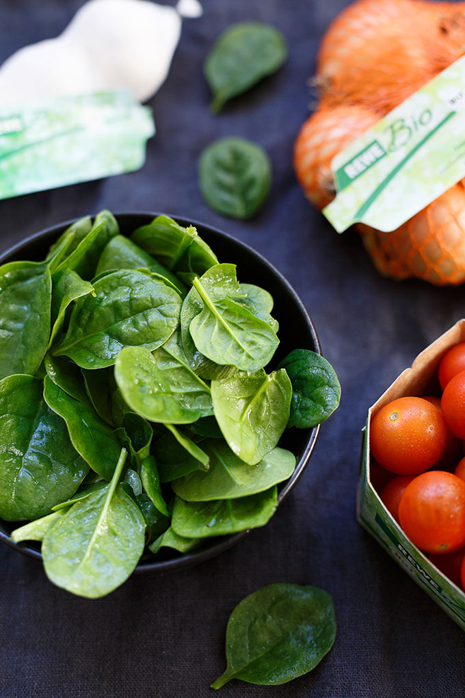 Werbung. Kokos-Curry mit Spinat und Tomaten. Dieses 30-Minuten Rezept ist schnell, vegan und unglaublich cremig! - Kochkarussell.com