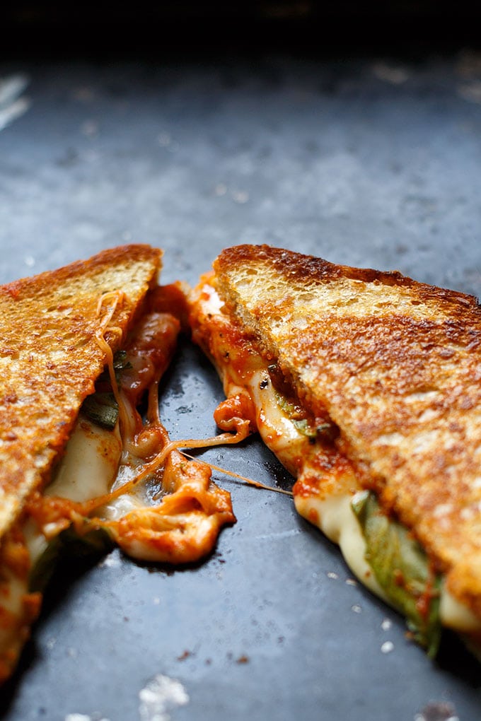 Werbung. Köstliches Pizza Grilled Cheese Sandwich mit würziger Tomatensauce, Basilikum, Oregano und einer Wagenladung geschmolzenem Käse. Dieses Rezept ist super einfach und SO gut - Kochkarussell.com Werbung. Köstliches Pizza Grilled Cheese Sandwich mit würziger Tomatensauce, Basilikum, Oregano und einer Wagenladung geschmolzenem Käse. Dieses Rezept ist super einfach und SO gut - Kochkarussell.com