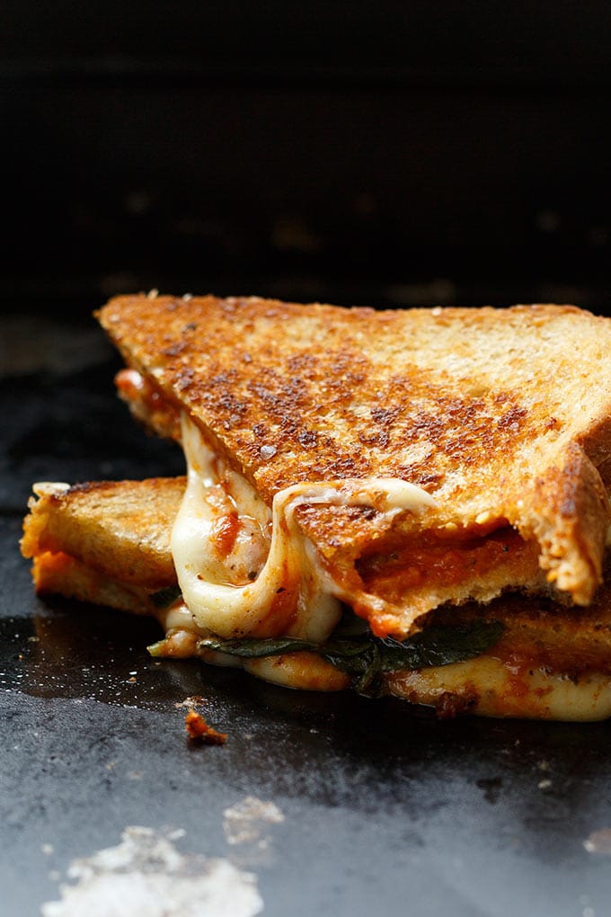 Werbung. Köstliches Pizza Grilled Cheese Sandwich mit würziger Tomatensauce, Basilikum, Oregano und einer Wagenladung geschmolzenem Käse. Dieses Rezept ist super einfach und SO gut - Kochkarussell.com Werbung. Köstliches Pizza Grilled Cheese Sandwich mit würziger Tomatensauce, Basilikum, Oregano und einer Wagenladung geschmolzenem Käse. Dieses Rezept ist super einfach und SO gut - Kochkarussell.com