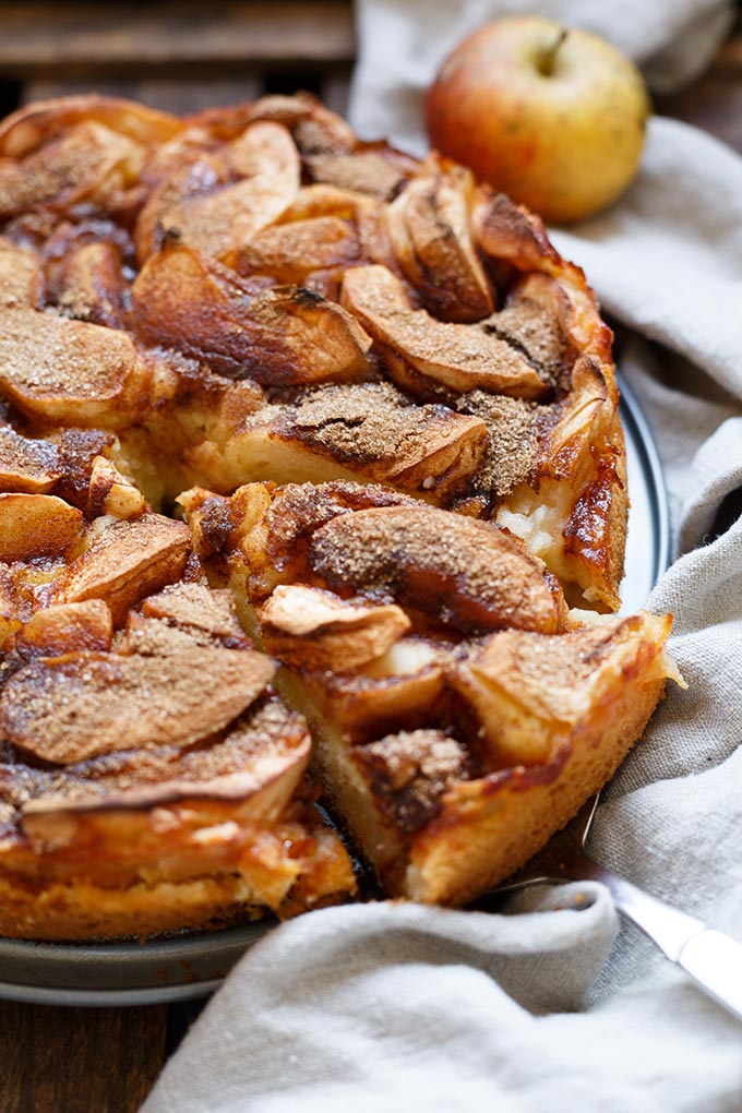 Werbung. Saftiger Apfelkuchen mit Apfelmus. Dieses Rezept ist leichter als normaler Apfelkuchen, vollgepackt mit Äpfeln und Zimt und super einfach! - Kochkarussell.com Werbung. Saftiger Apfelkuchen mit Apfelmus. Dieses Rezept ist leichter als normaler Apfelkuchen, vollgepackt mit Äpfeln und Zimt und super einfach! - Kochkarussell.com