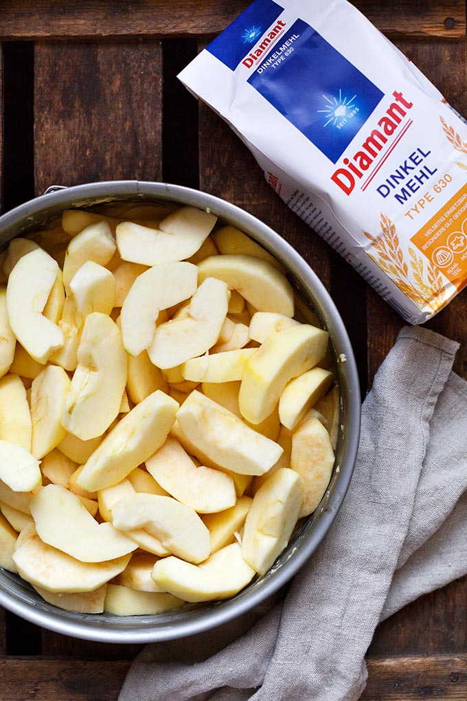 Werbung. Saftiger Apfelkuchen mit Apfelmus. Dieses Rezept ist leichter als normaler Apfelkuchen, vollgepackt mit Äpfeln und Zimt und super einfach! - Kochkarussell.com Werbung. Saftiger Apfelkuchen mit Apfelmus. Dieses Rezept ist leichter als normaler Apfelkuchen, vollgepackt mit Äpfeln und Zimt und super einfach! - Kochkarussell.com