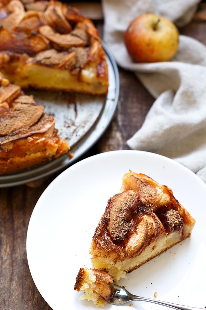 Werbung. Saftiger Apfelkuchen mit Apfelmus. Dieses Rezept ist leichter als normaler Apfelkuchen, vollgepackt mit Äpfeln und Zimt und super einfach! - Kochkarussell.com Werbung. Saftiger Apfelkuchen mit Apfelmus. Dieses Rezept ist leichter als normaler Apfelkuchen, vollgepackt mit Äpfeln und Zimt und super einfach! - Kochkarussell.com