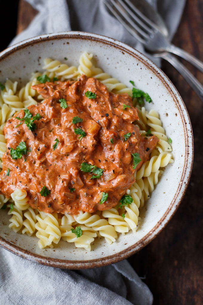 Einfache Pasta mit Makrelen-Tomatensauce mit Makrelenfilets, Zwiebel, Knoblauch, Tomatenmark, Sahne und Oregano. Lecker, praktisch und schnell gemacht! - Kochkarussell.com Einfache Pasta mit Makrelen-Tomatensauce mit Makrelenfilets, Zwiebel, Knoblauch, Tomatenmark, Sahne und Oregano. Lecker, praktisch und schnell gemacht! - Kochkarussell.com