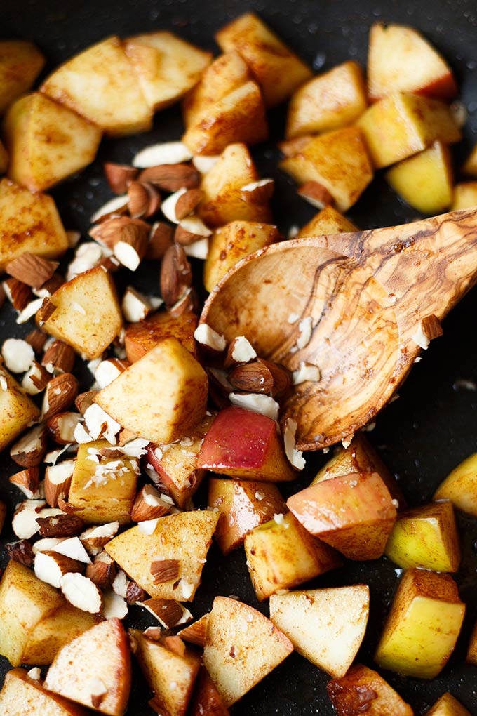 Apfel-Zimt-Porridge mit Hirse. Dieses schnelle 7-Zutaten Rezept ist einfach, gesund und super lecker! - Kochkarussell.com