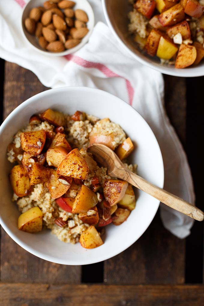 Apfel-Zimt-Porridge mit Hirse. Dieses schnelle 7-Zutaten Rezept ist einfach, gesund und super lecker! - Kochkarussell.com
