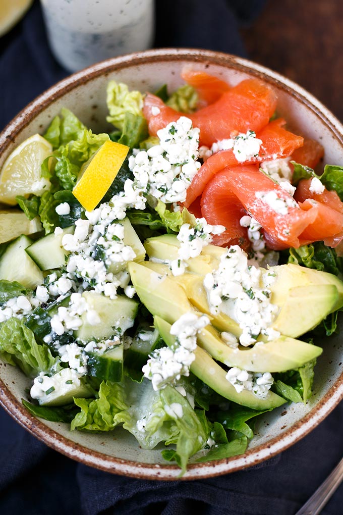 Gesunde Salat-Bowl mit Räucherlachs, Avocado und Hüttenkäse-Dressing - Kochkarussell.com Gesunde Salat-Bowl mit Räucherlachs, Avocado und Hüttenkäse-Dressing - Kochkarussell.com