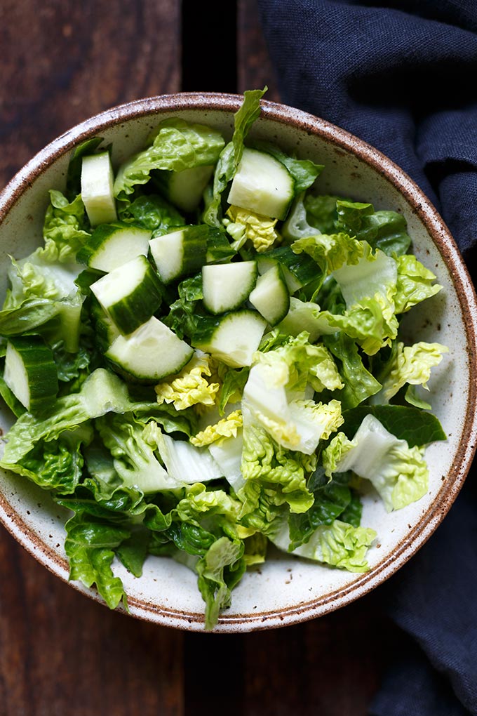 Gesunde Salat-Bowl mit Räucherlachs, Avocado und Hüttenkäse-Dressing. Super einfach, sättigend und in 20 Minuten fertig - Kochkarussell.com Gesunde Salat-Bowl mit Räucherlachs, Avocado und Hüttenkäse-Dressing. Super einfach, sättigend und in 20 Minuten fertig - Kochkarussell.com