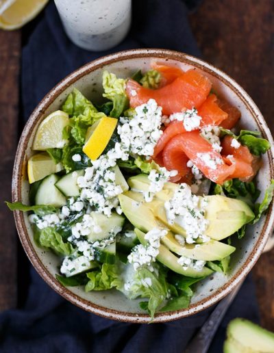 Gesunde-Salat-Bowl-mit-Räucherlachs,-Avocado-und-Frischkäse-Dressing-3
