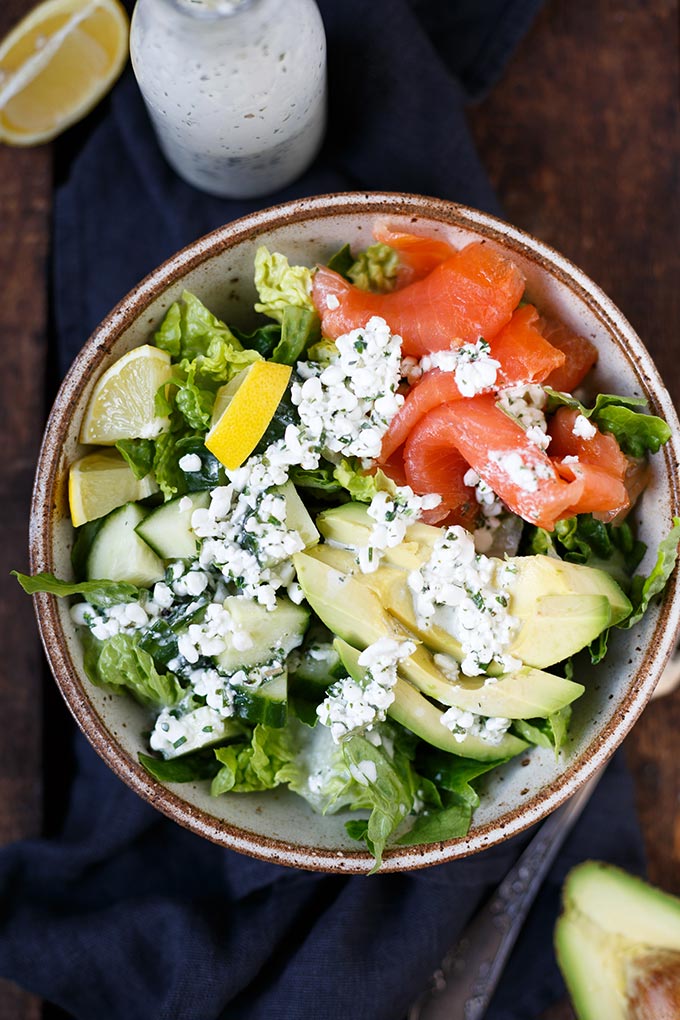 Gesunde Salat-Bowl mit Räucherlachs, Avocado und Hüttenkäse-Dressing Gesunde-Salat-Bowl-mit-Räucherlachs,-Avocado-und-Frischkäse-Dressing-3