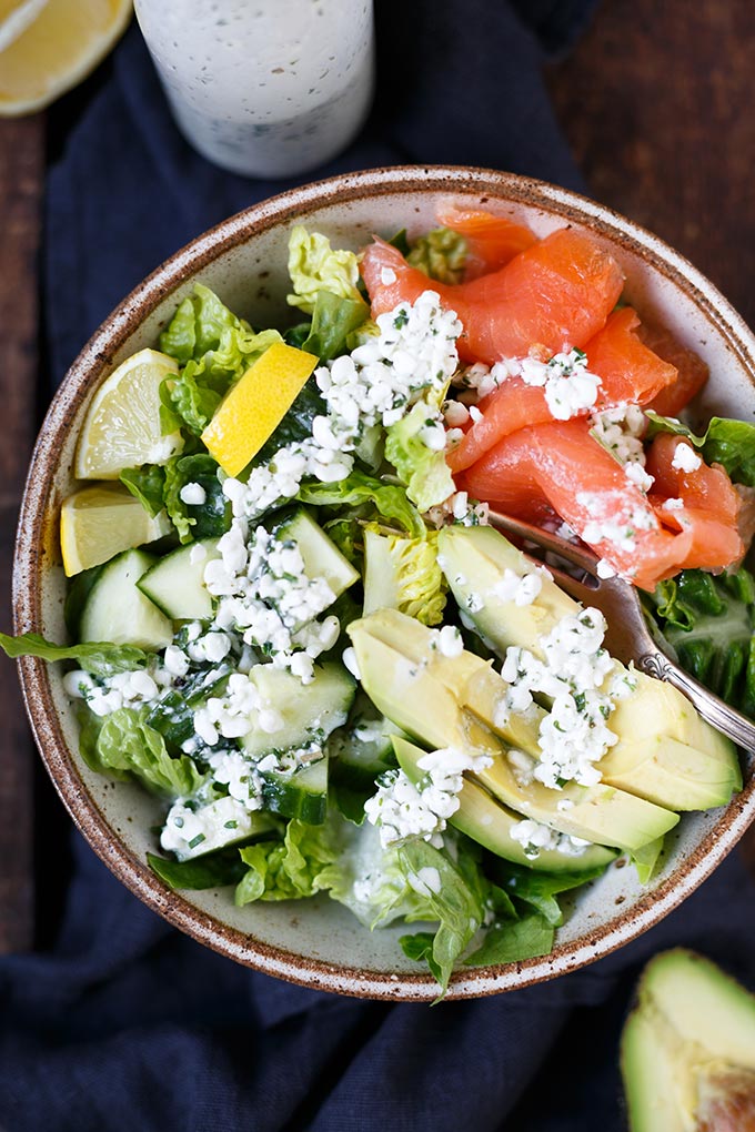 Gesunde Salat-Bowl mit Räucherlachs, Avocado und Hüttenkäse-Dressing. Super einfach, sättigend und in 20 Minuten fertig - Kochkarussell.com Gesunde Salat-Bowl mit Räucherlachs, Avocado und Hüttenkäse-Dressing. Super einfach, sättigend und in 20 Minuten fertig - Kochkarussell.com