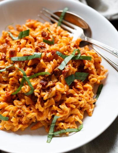 Rote-Linsen-Pasta-mit-Getrocknete-Tomaten-Sauce-1