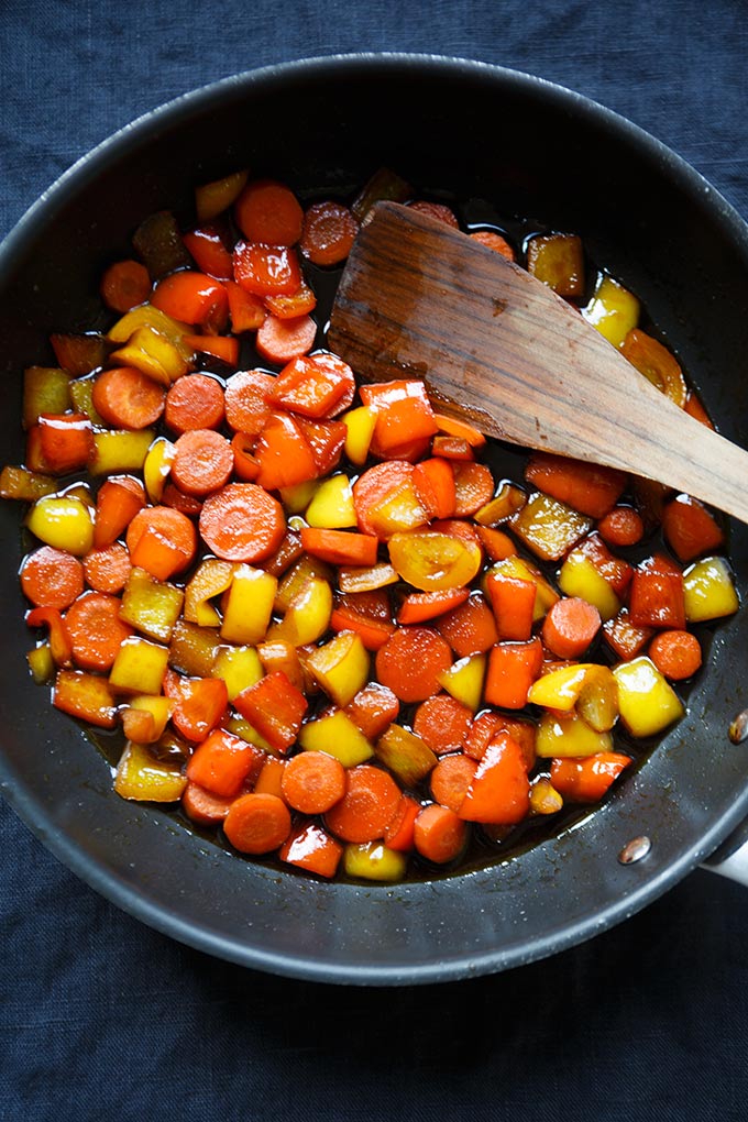 Teriyaki-Gemüse mit Reis und Erdnüssen. Dieses vegane 9-Zutaten Rezept ist einfach und SO lecker! - Kochkarussell.com Teriyaki-Gemüse mit Reis und Erdnüssen. Dieses vegane 9-Zutaten Rezept ist einfach und SO lecker! - Kochkarussell.com