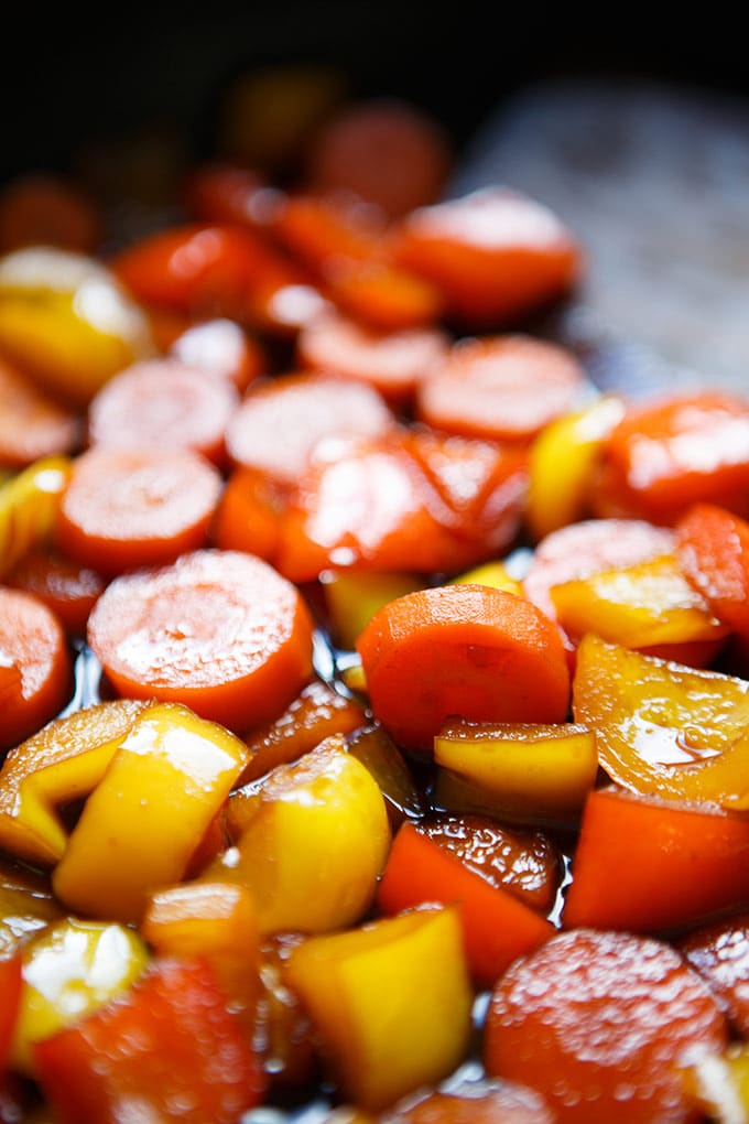 Teriyaki-Gemüse mit Reis und Erdnüssen. Dieses vegane 9-Zutaten Rezept ist einfach und SO lecker! - Kochkarussell.com Teriyaki-Gemüse mit Reis und Erdnüssen. Dieses vegane 9-Zutaten Rezept ist einfach und SO lecker! - Kochkarussell.com