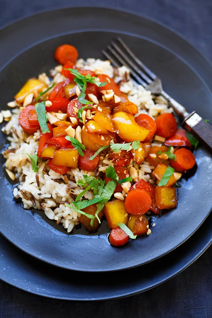 Teriyaki-Gemüse mit Reis und Erdnüssen. Dieses vegane 9-Zutaten Rezept ist einfach und SO lecker! - Kochkarussell.com Teriyaki-Gemüse mit Reis und Erdnüssen. Dieses vegane 9-Zutaten Rezept ist einfach und SO lecker! - Kochkarussell.com