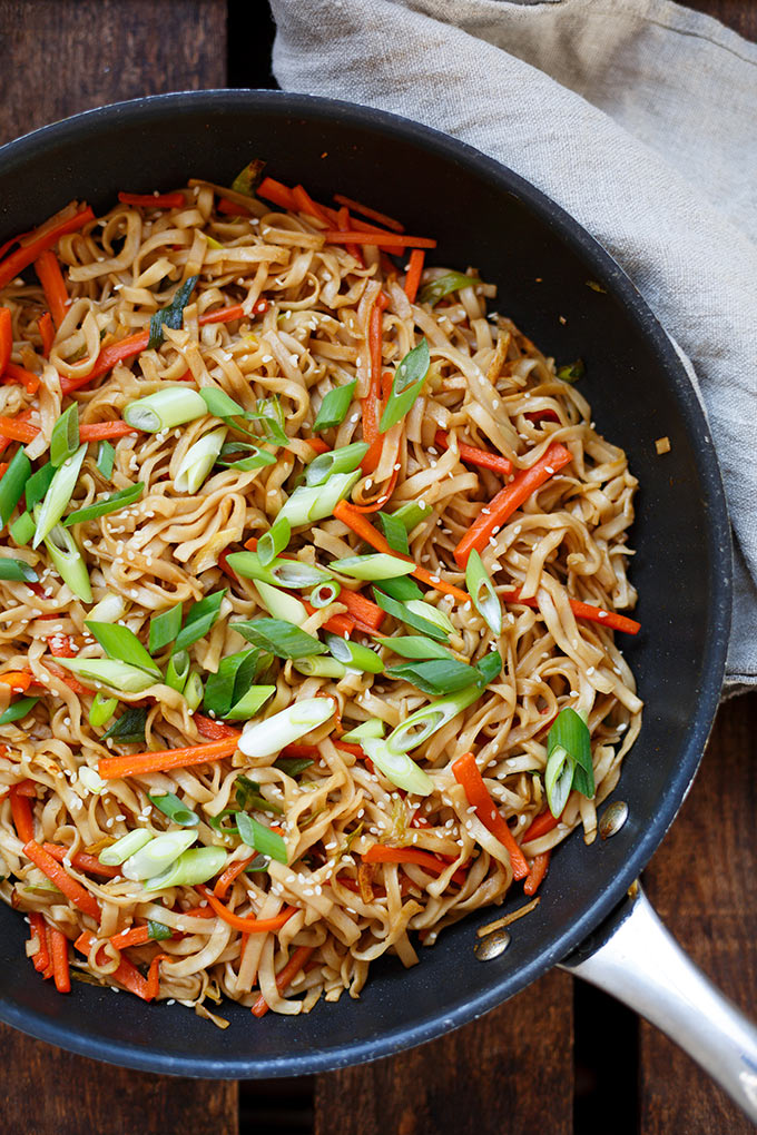 Gebratene Asia-Nudeln! OMG, dieses einfache 20-Minuten Rezept ist ein Gamechanger! Besser als vom Takeaway, voll mit Gemüse und nur eine Handvoll Zutaten - Kochkarussell.com #bratnudeln #vegan #veganrecipe #veggies #easy #recipe #rezept #bratnudeln Gebratene Asia-Nudeln! OMG, dieses einfache 20-Minuten Rezept ist ein Gamechanger! Besser als vom Takeaway, voll mit Gemüse und nur eine Handvoll Zutaten - Kochkarussell.com #bratnudeln #vegan #veganrecipe #veggies #easy #recipe #rezept #bratnudeln